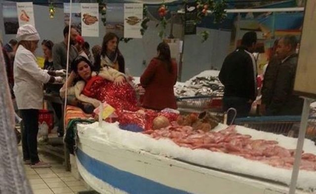 Photo of الاتحاد العربي للنقابات يستنكر عرض فتاة بمنصة لبيع الأسماك في تونس