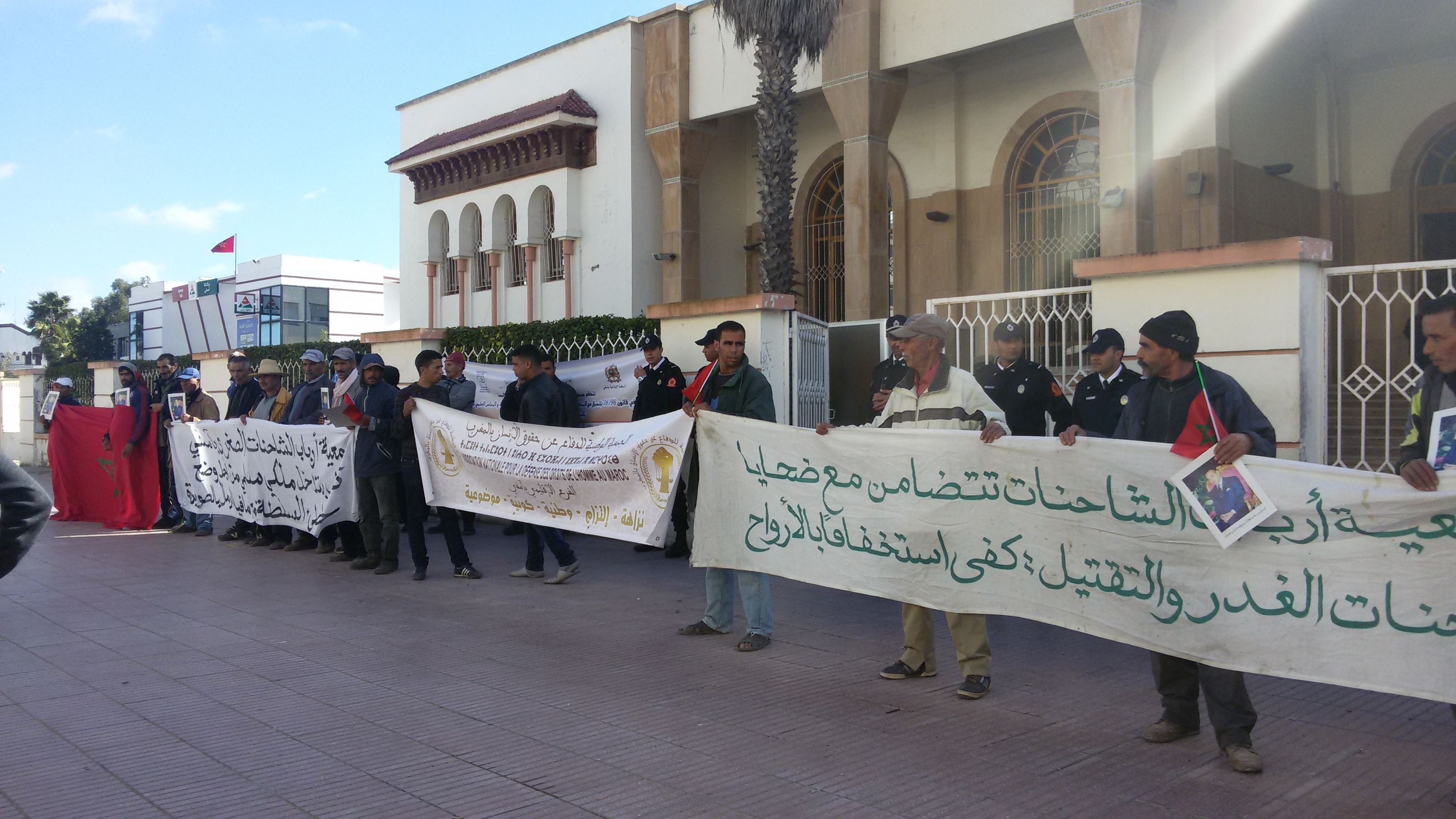 Photo of احتجاجات عارمة لأرباب الشاحنات الصغرى لنقل مواد البناء ضد مافيا الرمال بأسفي