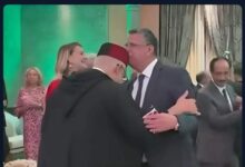 Photo of تساؤلات حول قبلة الرأس التي أشعلت الجدل السياسي ..!