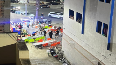 Photo of الناظور/ حين يتحول الشارع إلى فضاء مفتوح للأكل والجلوس وسط استياء الساكنة