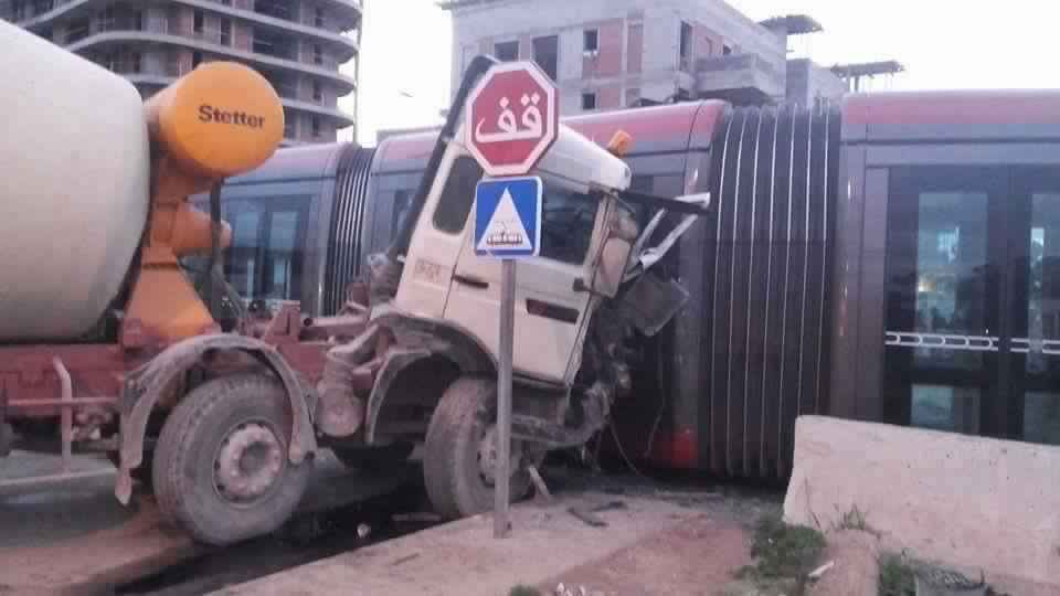 Photo of الدار البيضاء – اصطدام خطير بين عربة “الترامواي” وشاحنة الإسمنت