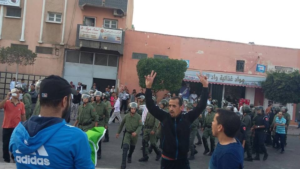 Photo of السلطات تفرق وقفة احتجاجية سلمية بقوة وعنف