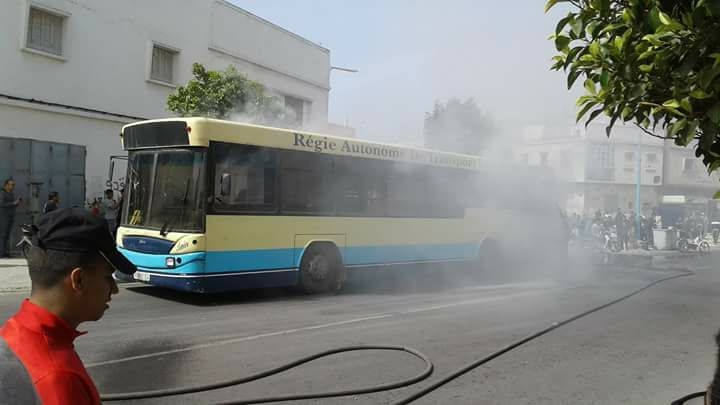 Photo of احتراق حافلة للنقل الحضري بالشارع العام والركاب على متنها