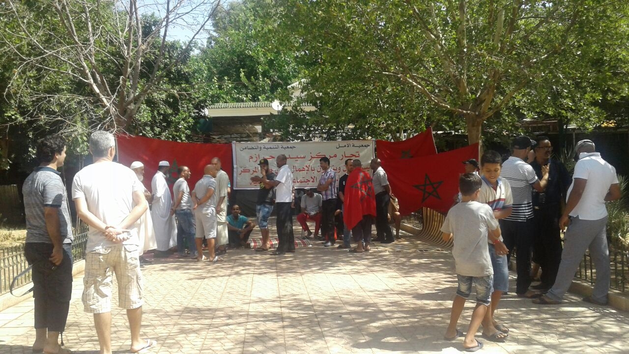 Photo of تجار مركز سيدي حرازم ينظمون وقفة احتجاجية