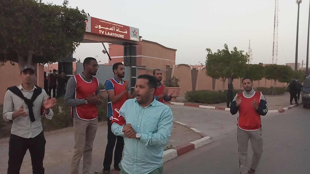 Photo of وقفة احتجاجية أمام مقر قناة العيون ردا على المغالطات التي سوقها وزير الطاقة والمعادن