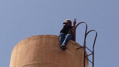 Photo of السمارة / شاب من معطلي المدينة يخوض اعتصاما فوق برج مائي قديم