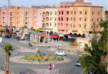 Photo of رئيس الجهة والنائب البرلماني يحتسيان طبق البصارة على رصيف بمدينة اليوسفية