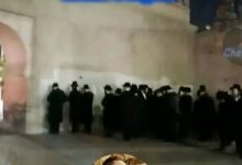 Photo of الصلاة أو التعبد قرب حائط بمراكش .. !