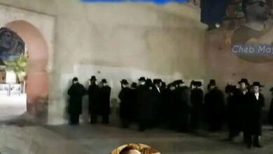 Photo of الصلاة أو التعبد قرب حائط بمراكش .. !