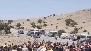 Photo of مشيا على الأقدام .. ساكنة دواوير المغرب العميق ينظمون مسيرة احتجاجية إلى عمالة ميدلت للمطالبة بفك العزلة